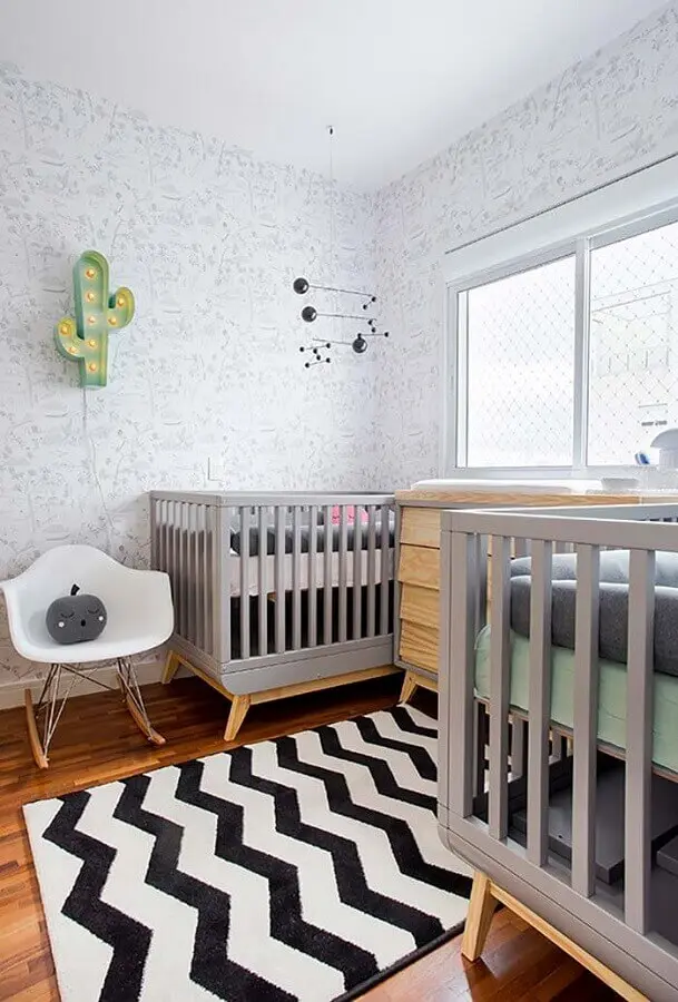 decoração de quarto de bebê gêmeos com papel de parede cinza e luminária de cacto Foto Pinterest