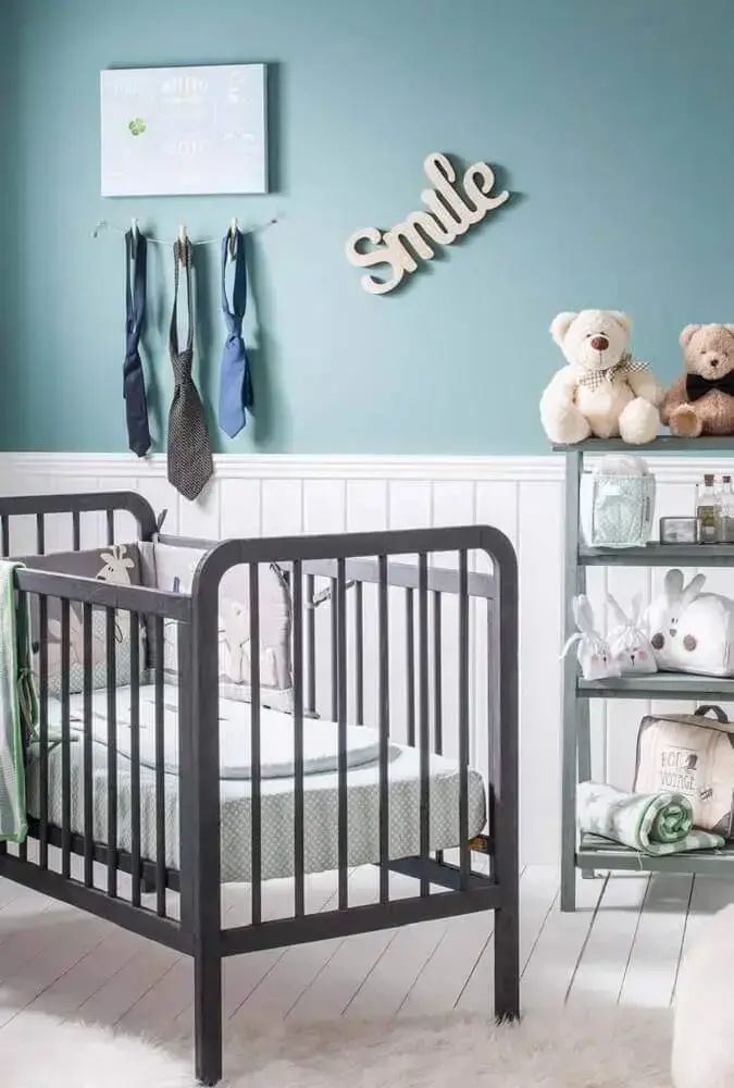 decoração de quarto de bebê masculino simples com berço cinza e parede azul Foto Home Decoo