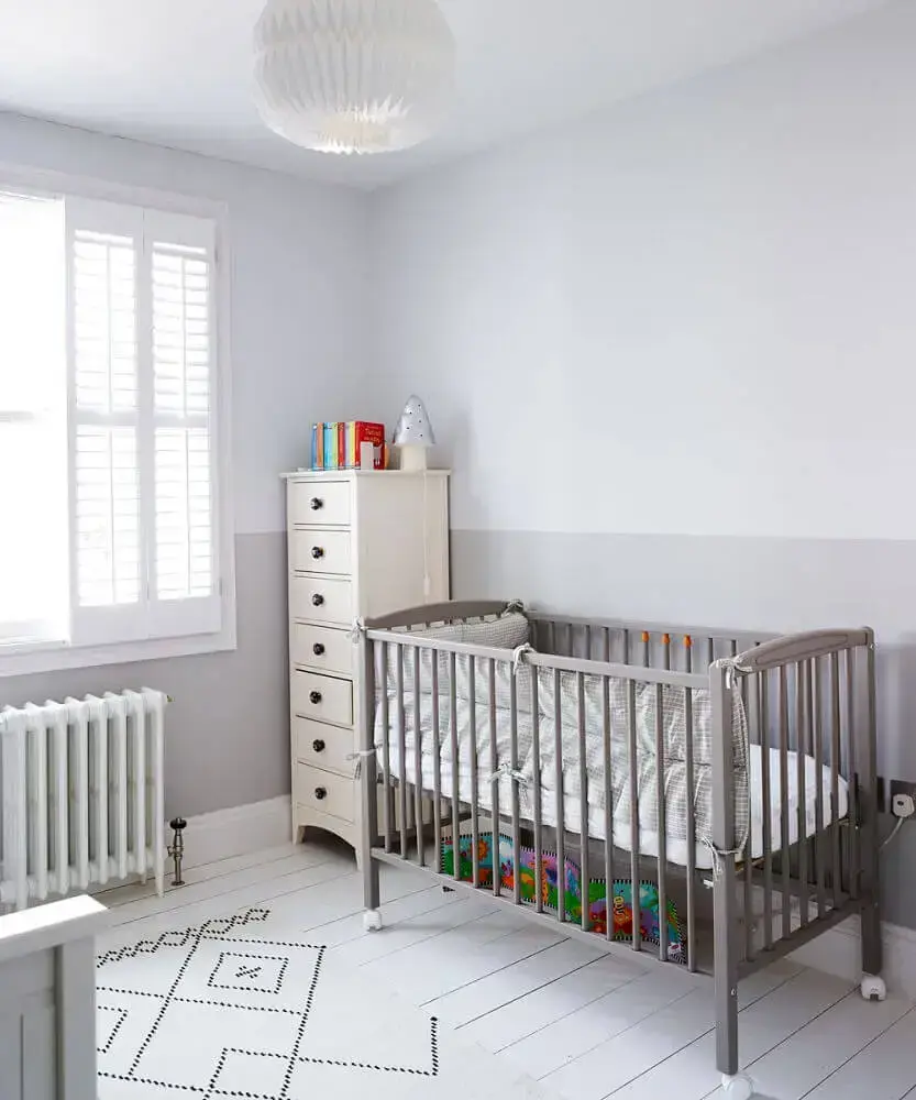 decoração de quarto de bebê simples com berço cinza Foto Ideal Home