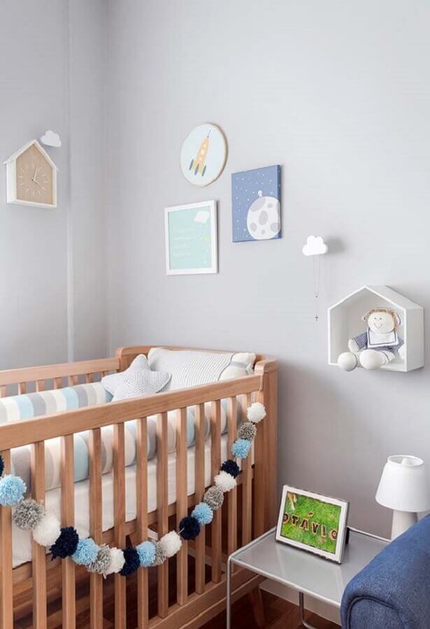 decoração de quarto de bebê simples com parede cinza e berço de madeira Foto Casar É