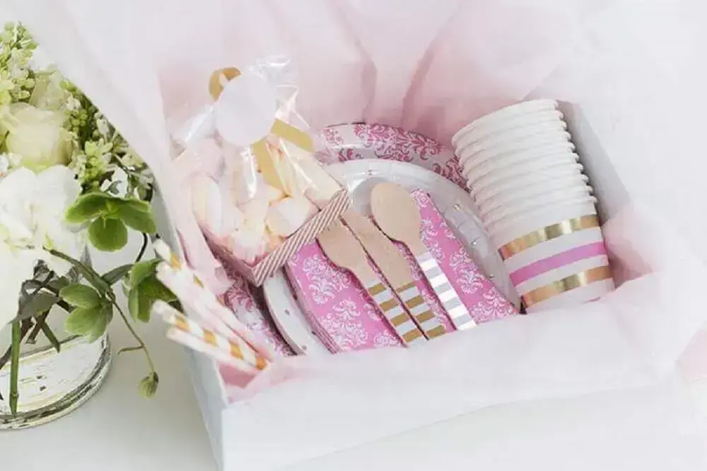 decoração delicada com itens em tons de branco e rosa para festa na caixa para amiga