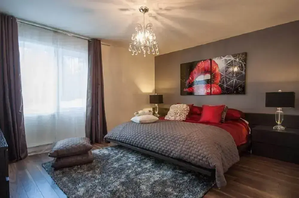 decoração em tons de cinza para quarto de casal com detalhes vermelhos - Foto Decoist