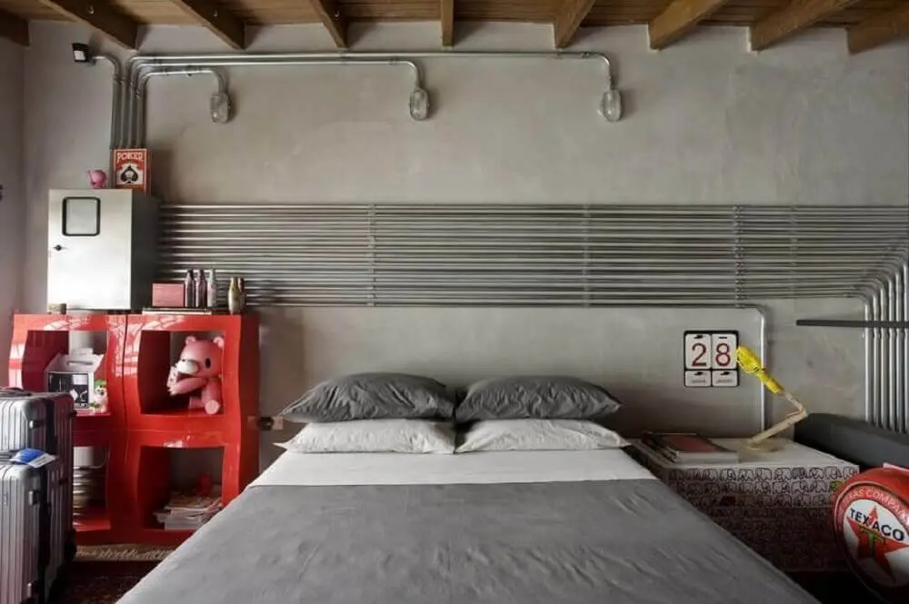 decoração estilo industrial para quarto com estante vermelha - Foto Pinterest