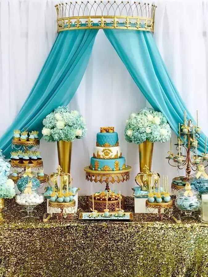 decoração festa de 15 anos sofisticada em tons de dourado e azul Tiffany