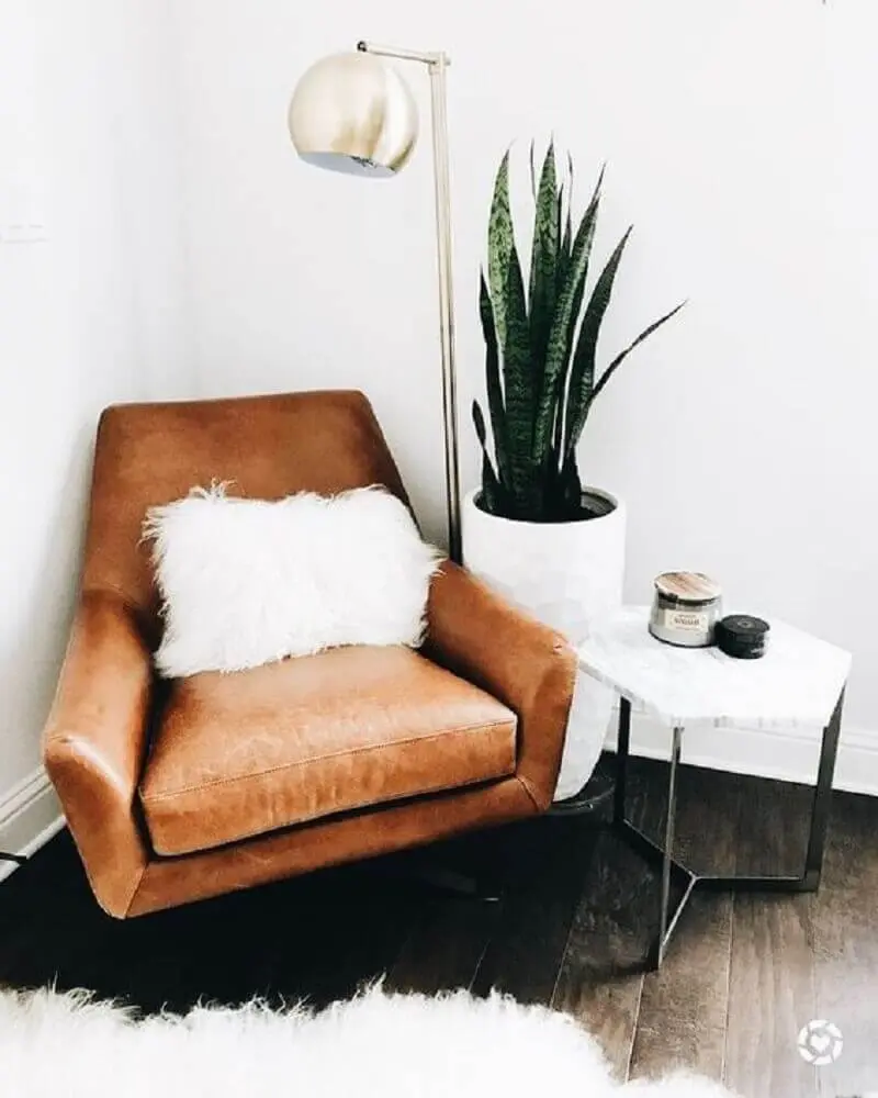 decoração hygge com planta e poltrona de couro Foto Pinterest