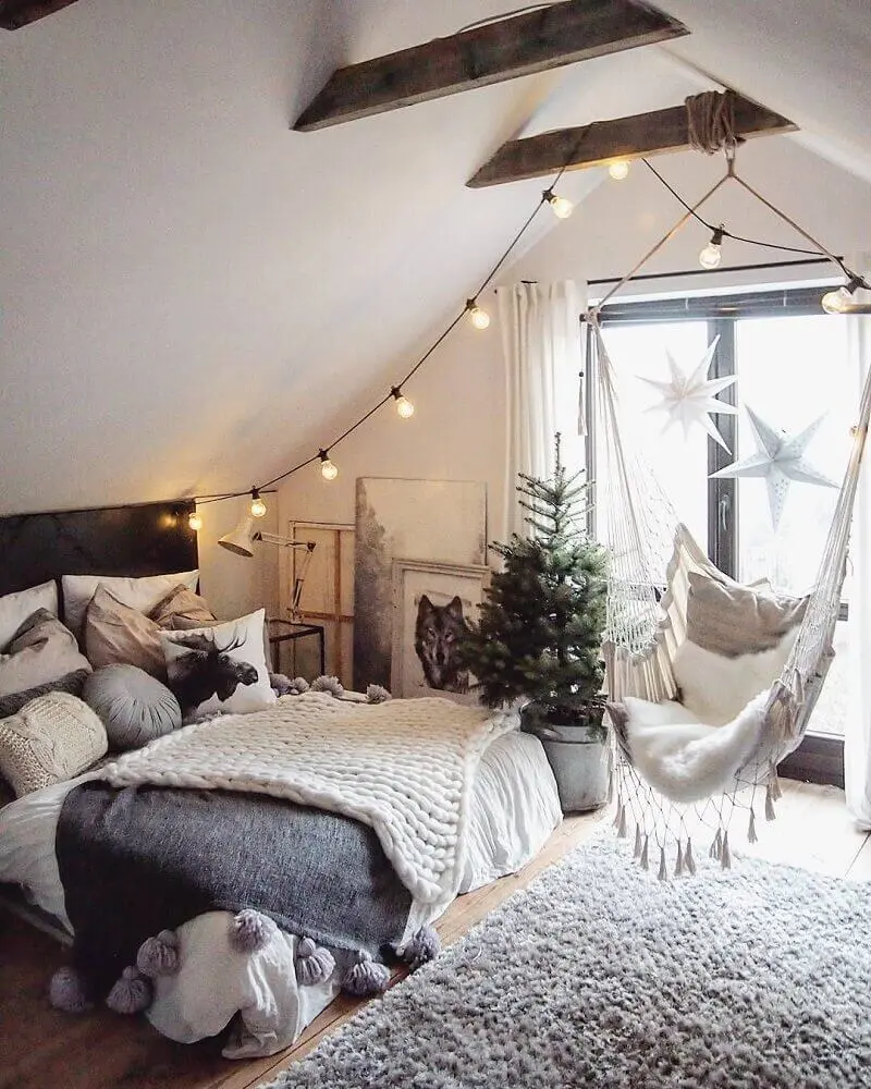 decoração hygge para quarto com varal de lâmpadas e balanço tipo rede Foto Pinterest