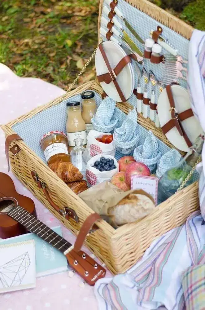 decoração linda com maleta de picnic para festa na caixa 