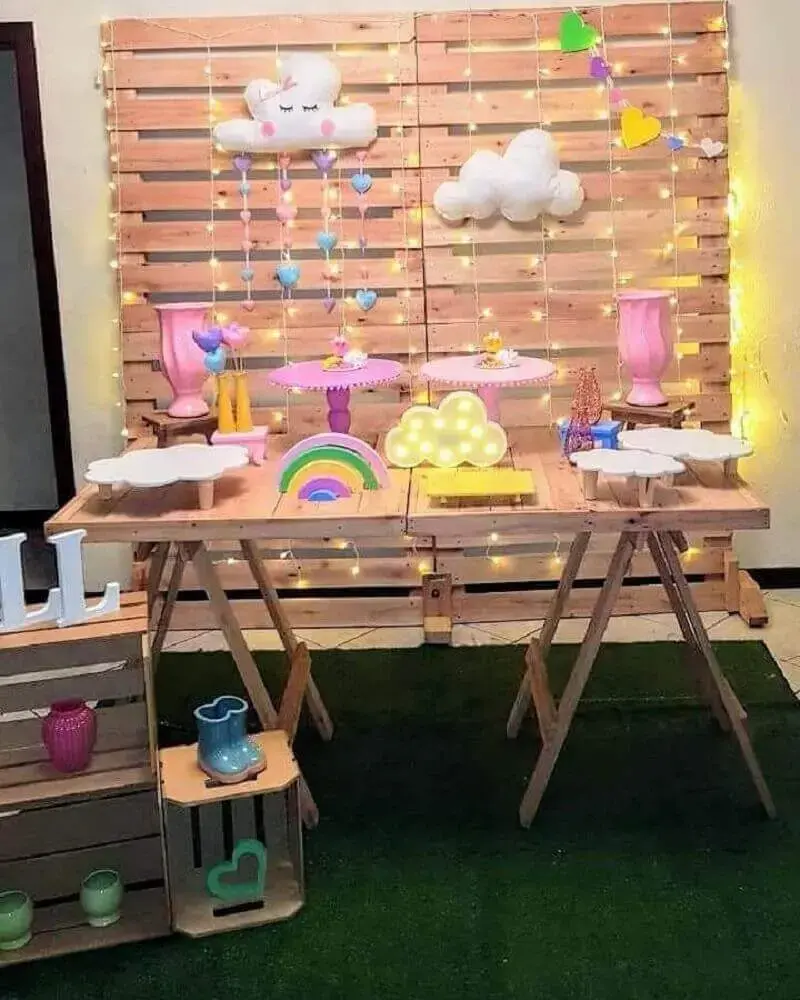 decoração lúdica para festa infantil com painel de pallet para festa 