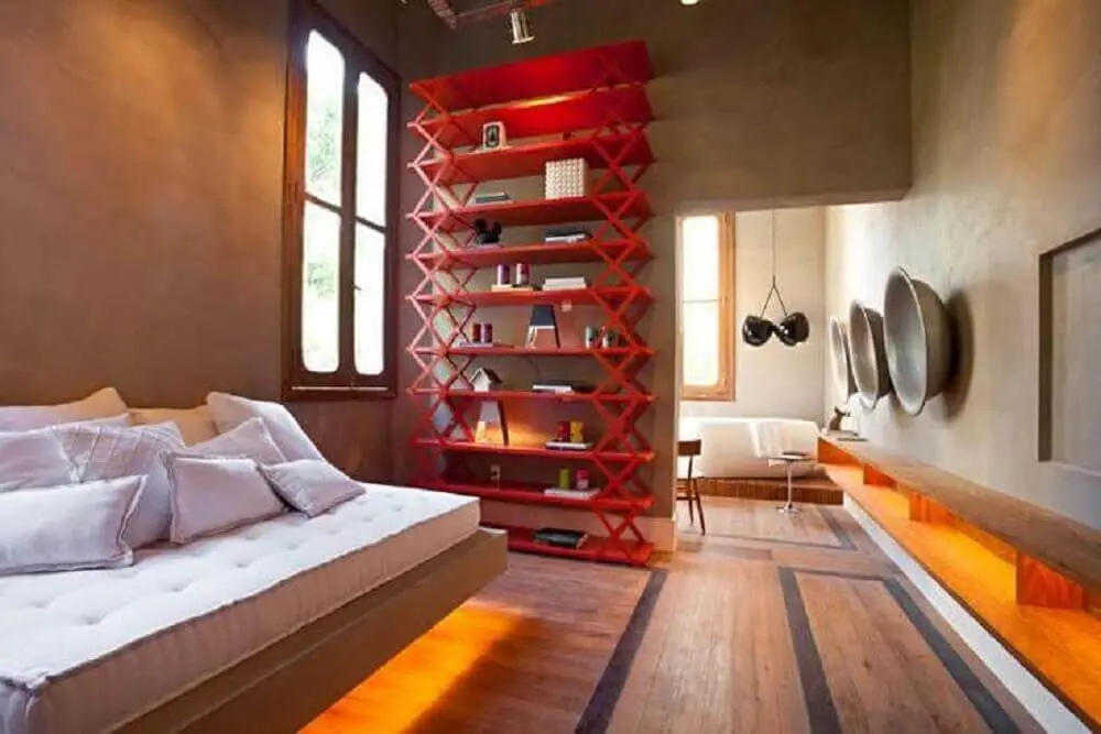 decoração moderna para quarto com paredes de cimento queimado e estante vermelha 