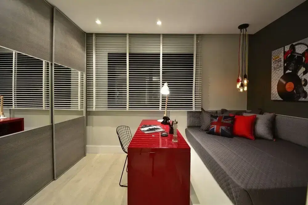 decoração moderna para quarto vermelho e cinza com pendentes sobre a cama-bgarquitetura 