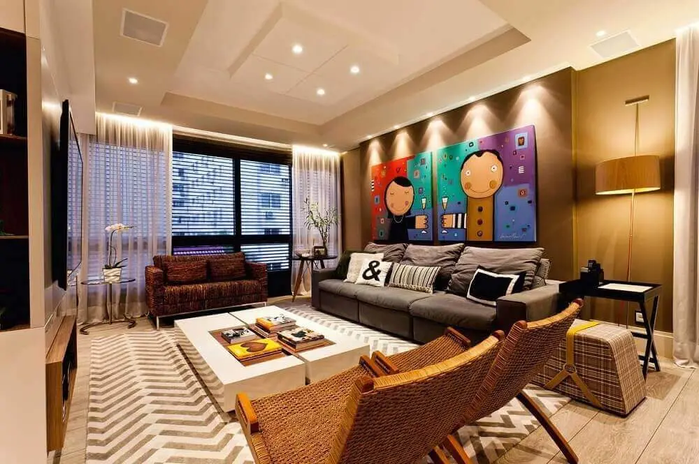 decoração moderna para sala de estar com quadros decorativos sofá cinza e poltronas de vime Foto Juliana Pippi