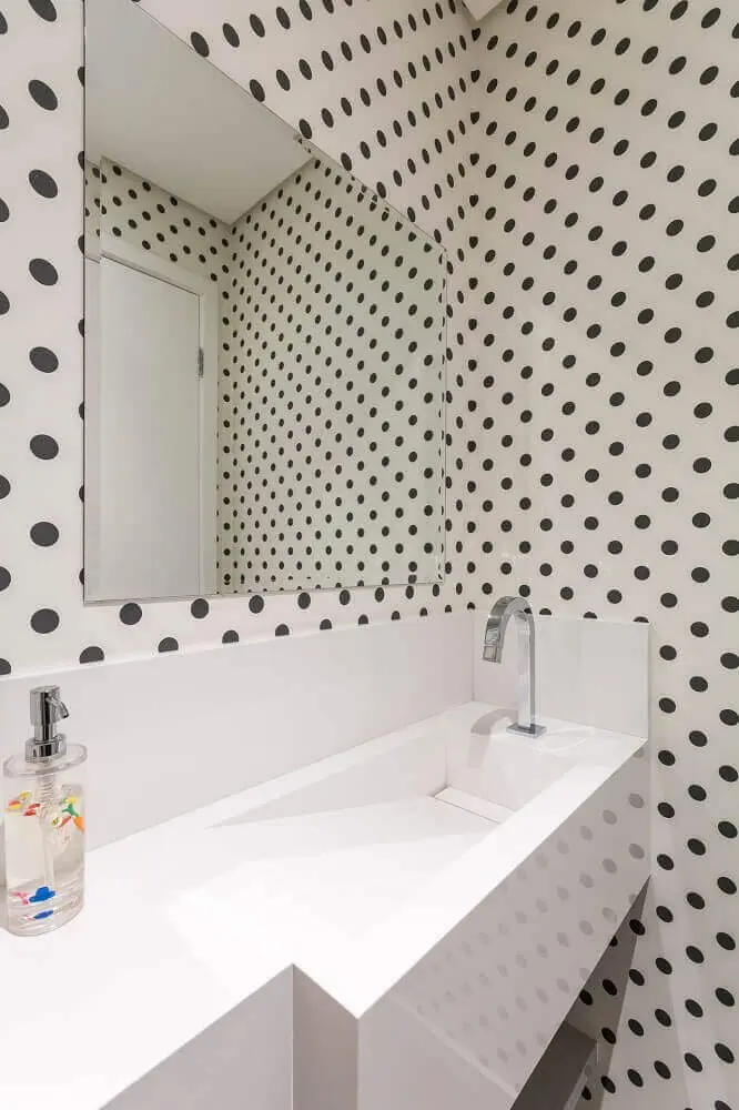 decoração para banheiro com papel de parede de bolinha e pia esculpida na pedra branca Foto Idealizzare Arquitetos