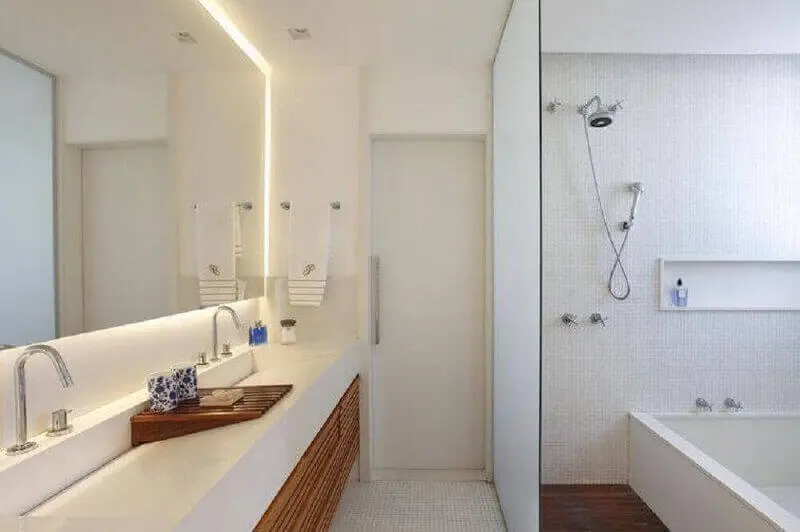 decoração para banheiro todo branco com pia esculpida com rampa e fita de led Foto Marmoraria Casa das Rochas