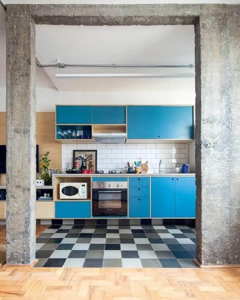 decoração para cozinha retrô com piso quadriculado e armários azuis 