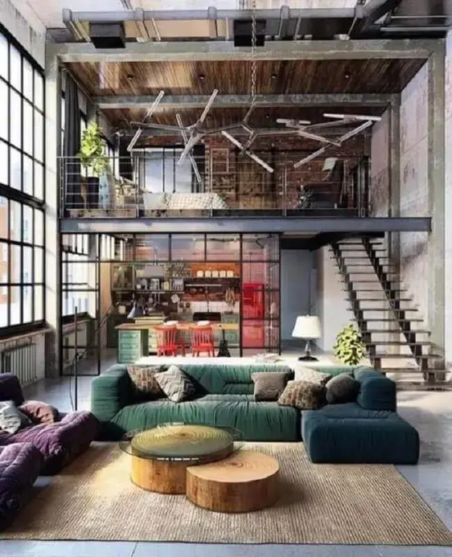 decoração para loft industrial com sofás coloridos Foto Pinterest