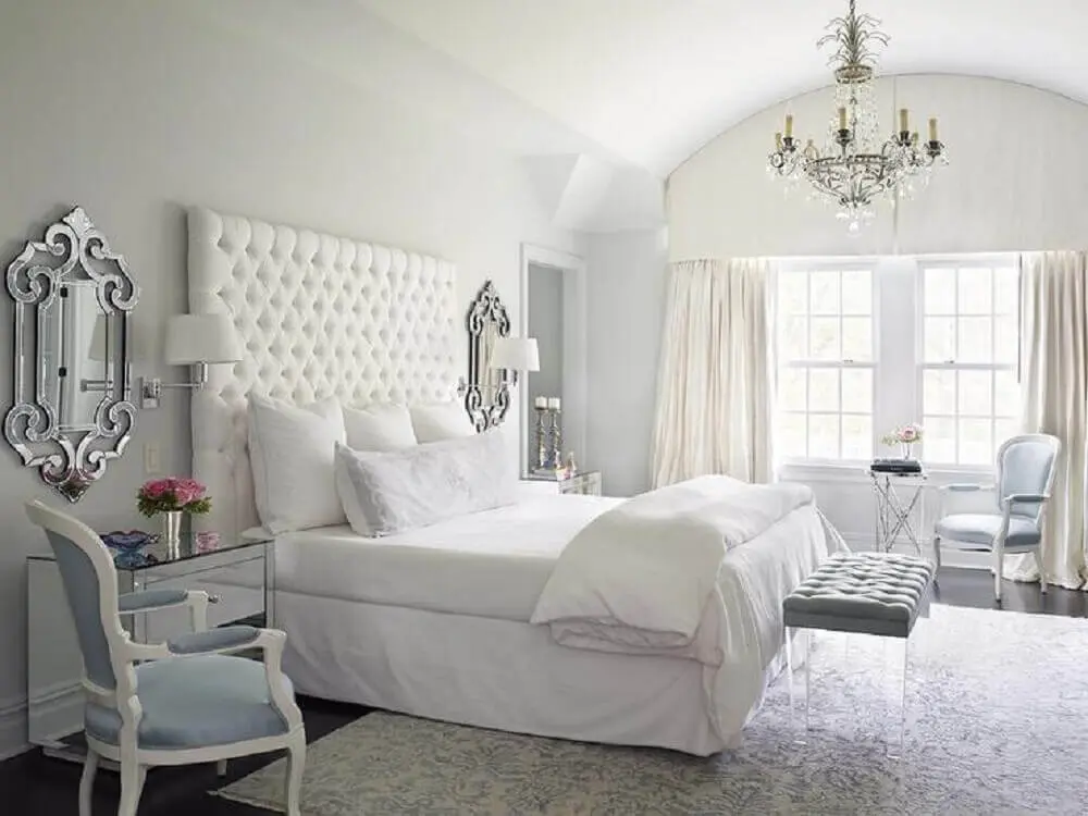decoração para quarto branco com cabeceira de cama capitonê e recamier de acrílico 
