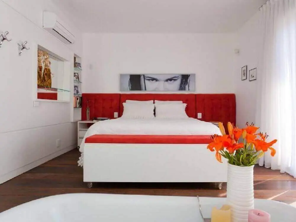 decoração para quarto branco com cabeceira queen capitonê vermelha