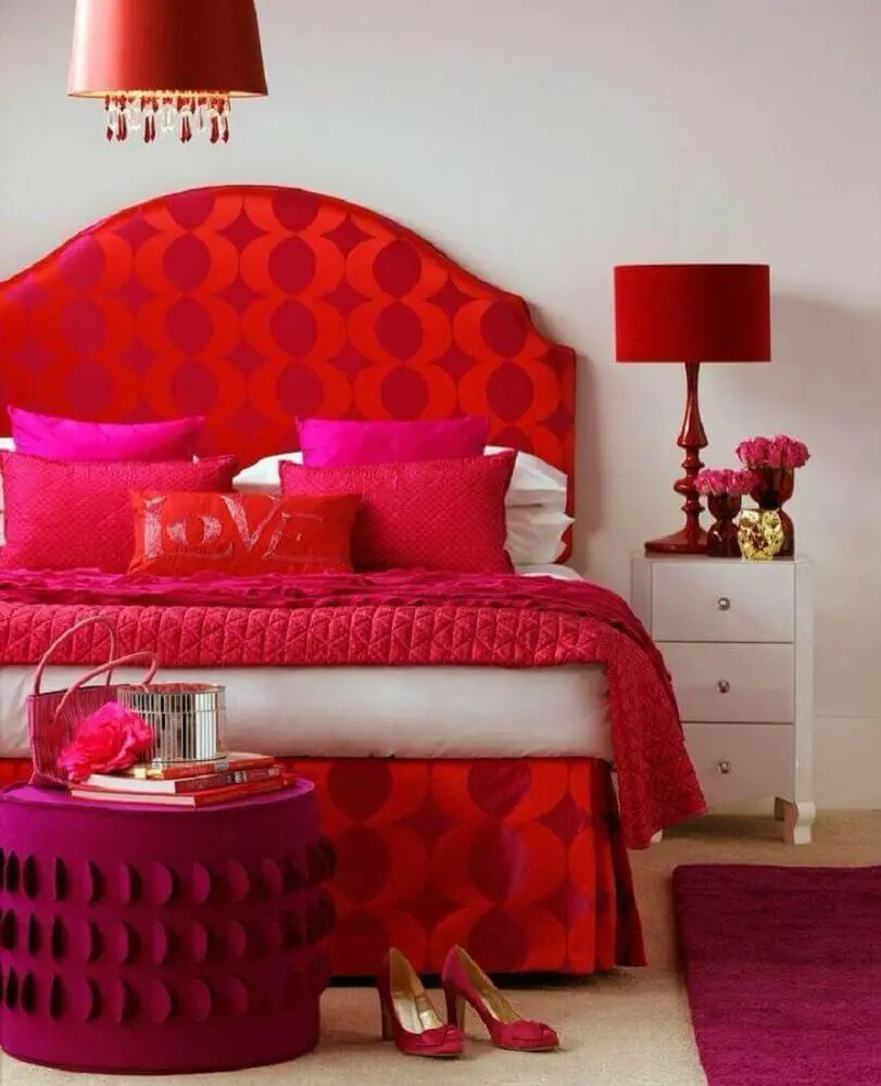 decoração para quarto branco com detalhes em vermelho e pink - Foto Evgenia Kuzmina
