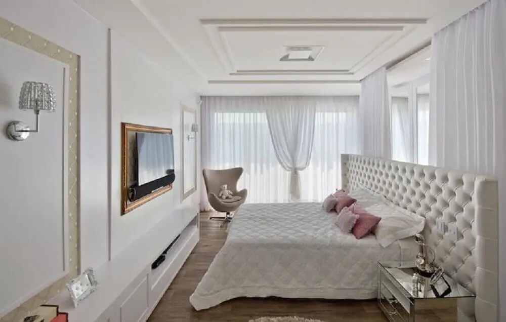 decoração para quarto branco sofisticado com cabeceira queen capitonê