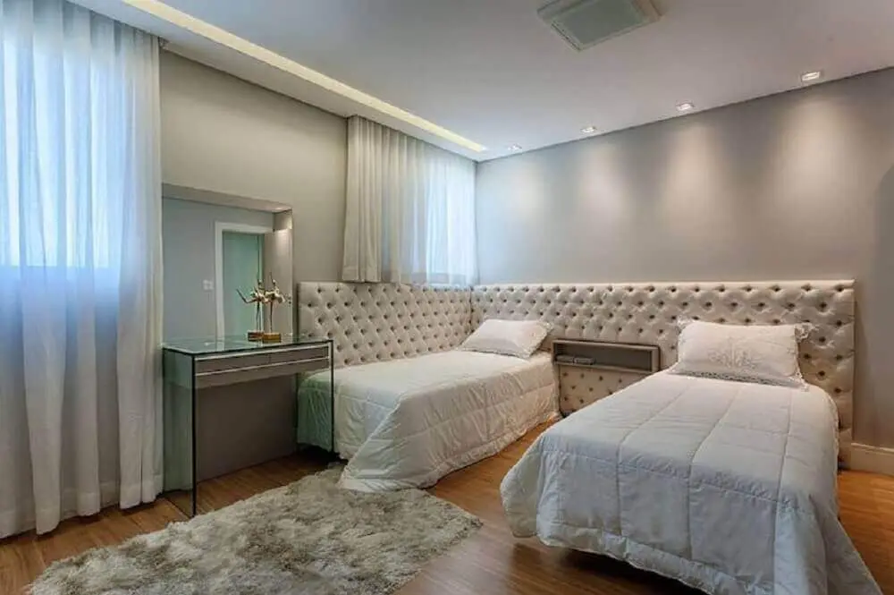 decoração para quarto com cabeceira solteiro capitonê que se estende ao redor da cama