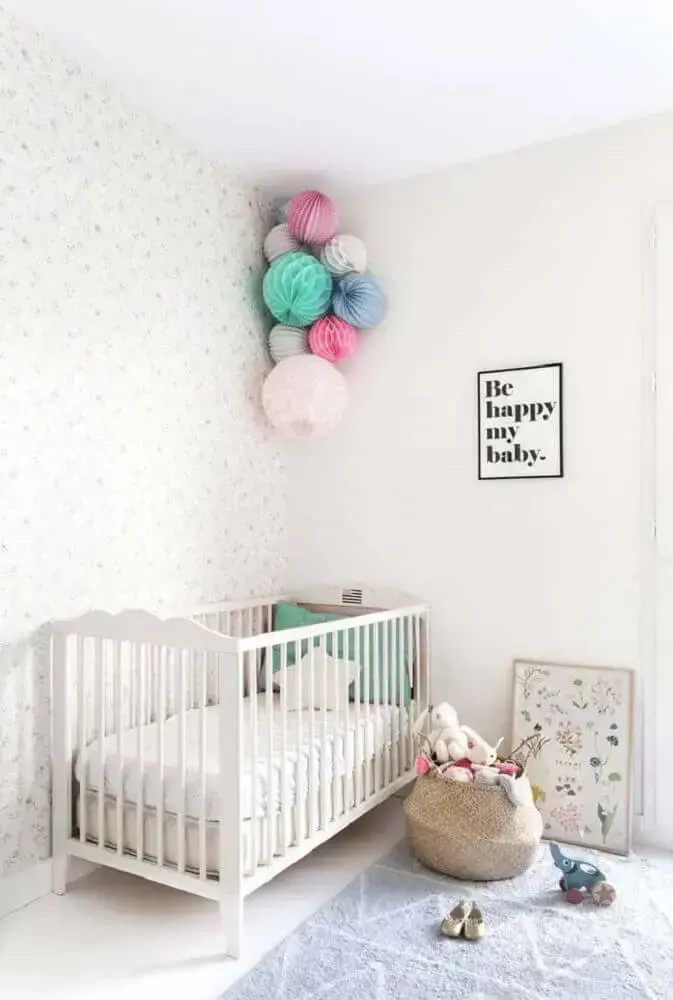 decoração para quarto de bebê simples com papel de parede e bola pom pom de papel Foto Home Decoo