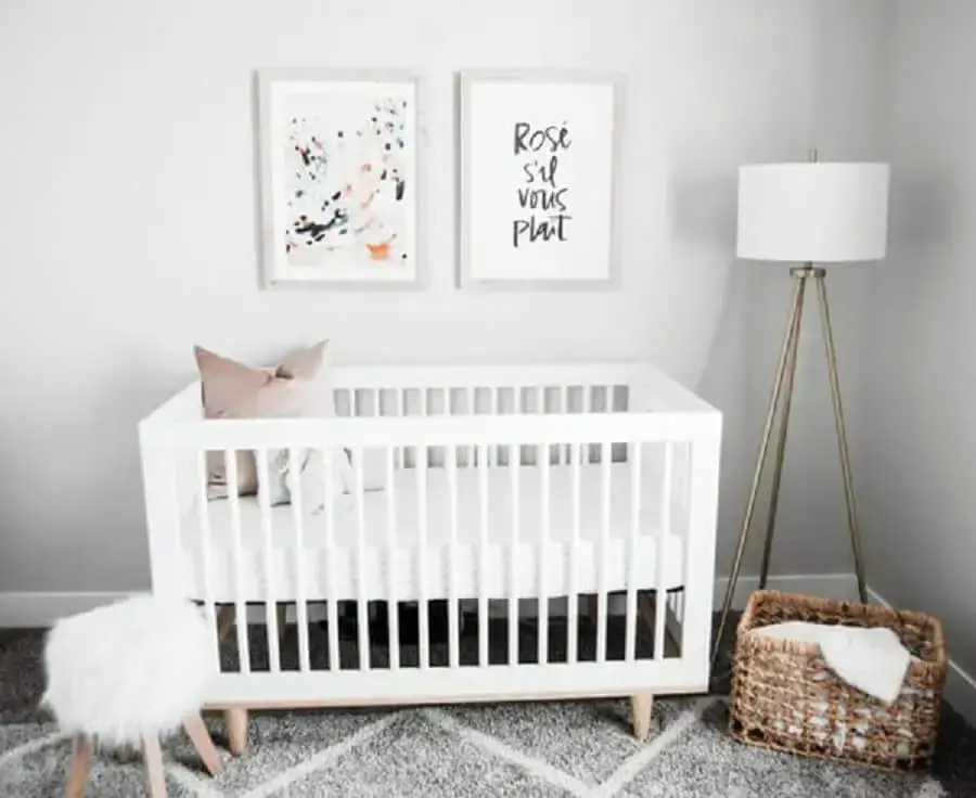 decoração para quarto de bebê simples e barato com luminária de chão e berço branco Foto Suowen design