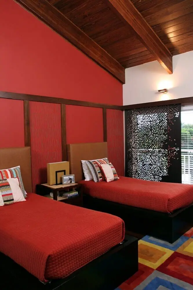 decoração para quarto de solteiro com parede vermelha e teto de madeira Foto Decoist