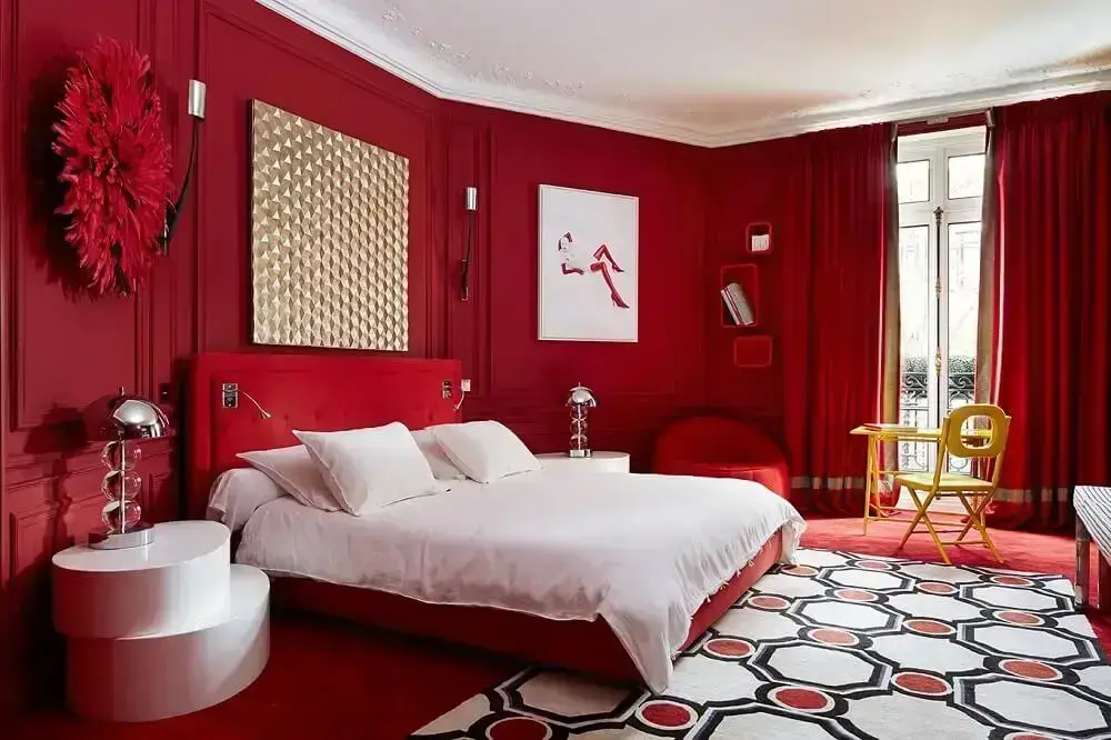 decoração para quarto vermelho com cortinas e tapete Foto arkitexture