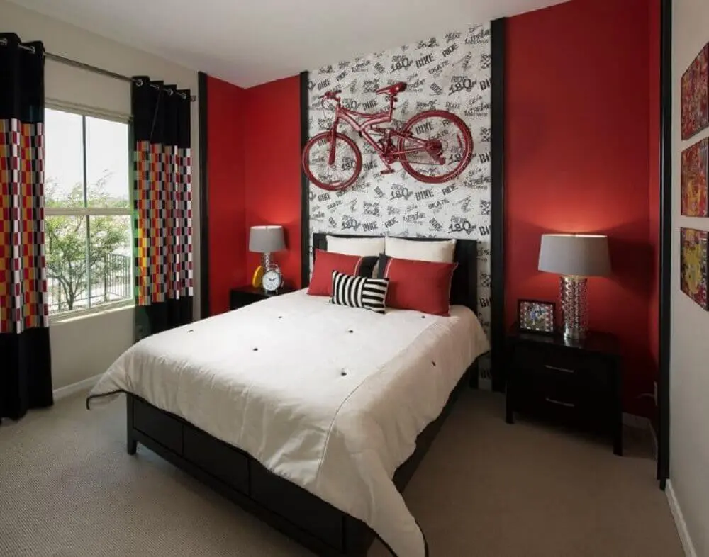 decoração para quarto vermelho com uma bicicleta na cabeceira - Foto Homedit