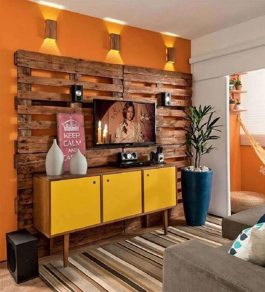 decoração para sala com painel para TV de pallet e rack retrô amarela 
