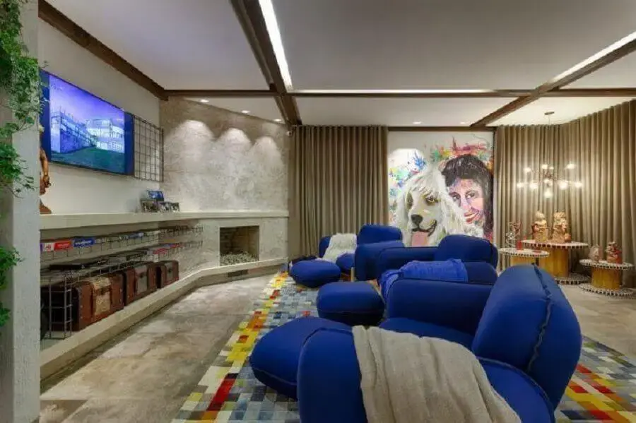 decoração para sala moderna com sofá azul royal Foto RP Interiores