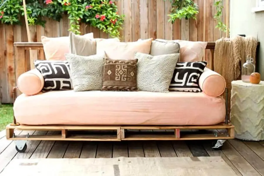 decoração para varanda com sofá de pallets