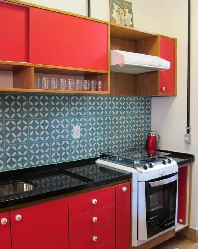 decoração para cozinha retrô com armários vermelhos 