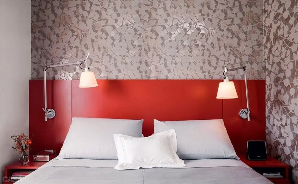 decoração quarto com cabeceira vermelha de madeira e papel de parede - Foto Pinterest