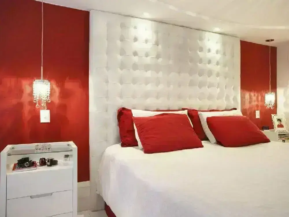 decoração quarto com parede vermelha e cabeceira estofada branca - Foto Pinterest