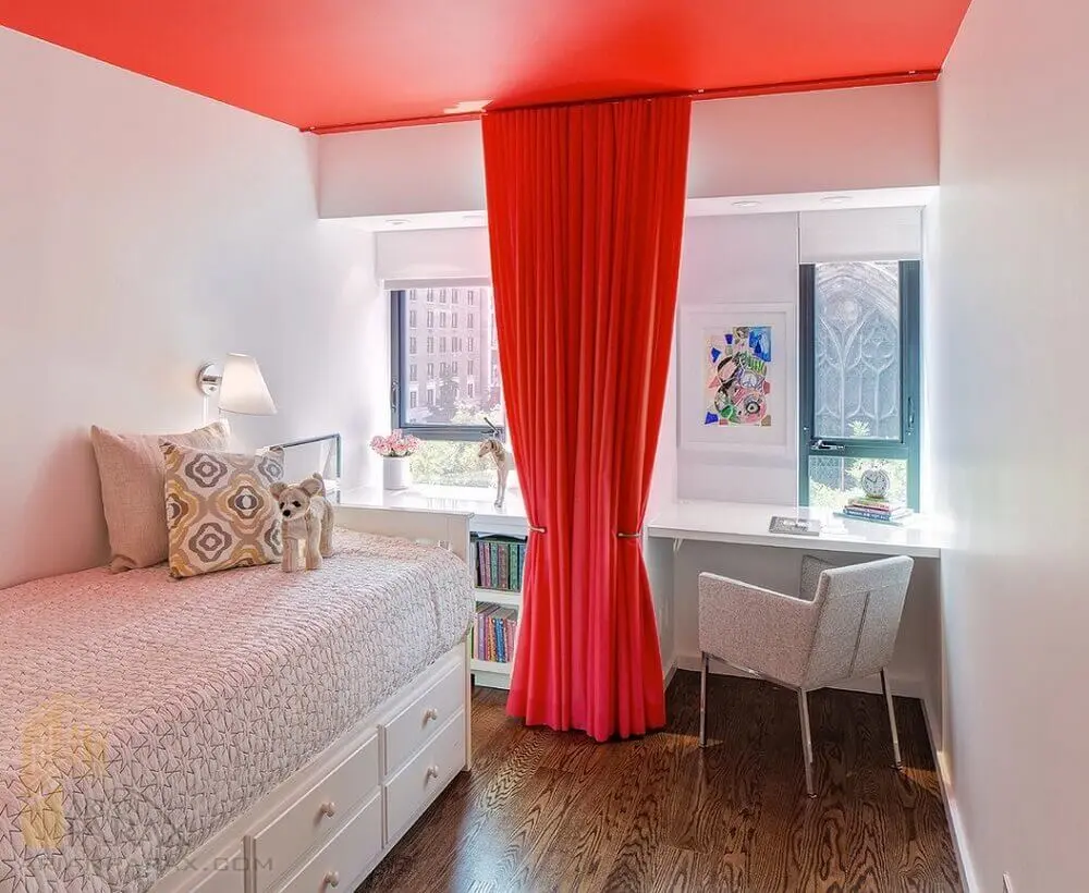 decoração quarto com teto e cortina vermelha 