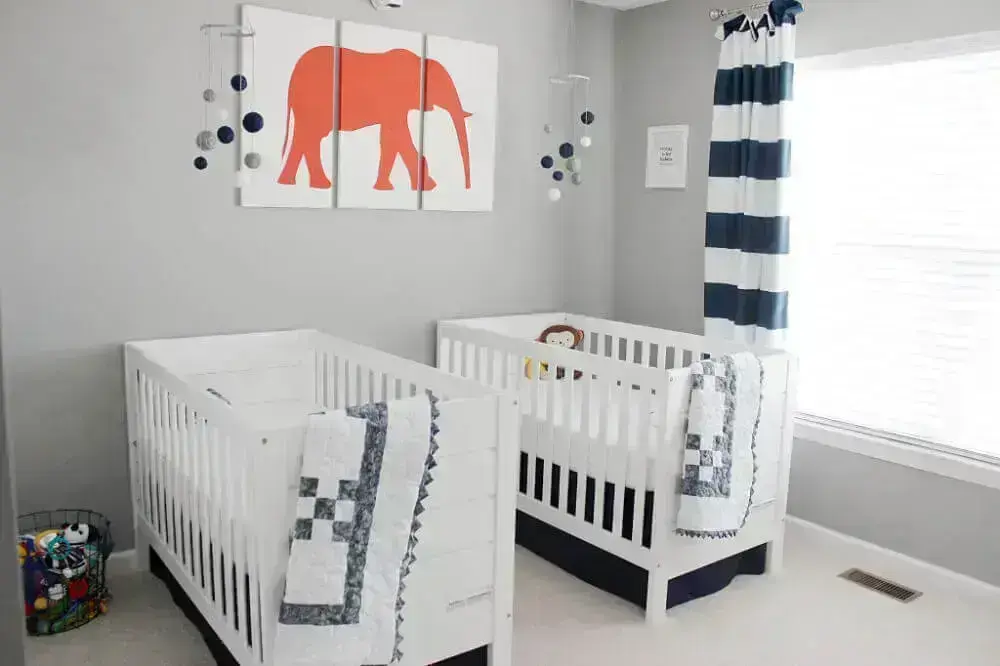 decoração quarto de bebê masculino gêmeos com cortina listrada e berço branco Foto Project Nursery