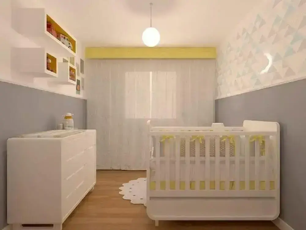 decoração quarto de bebê simples com móveis e nichos brancos e papel de parede geométrico colorido Foto Lu Boschi Design de Interiores