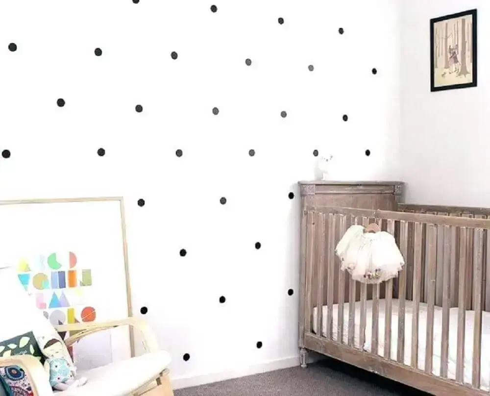 decoração quarto de bebê simples e barato com berço de madeira e papel de parede de bolinhas pretas Foto Pinterest
