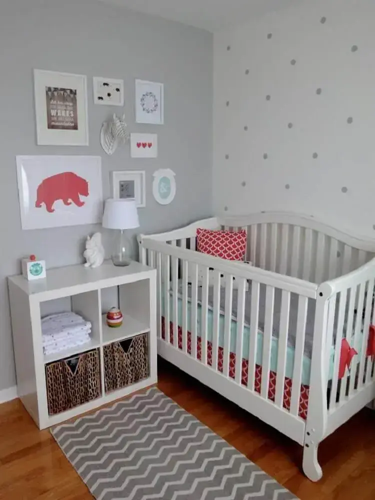 decoração quarto de bebê simples e barato com papel de parede de bolinhas e quadrinhos decorativos Foto Home Decoo
