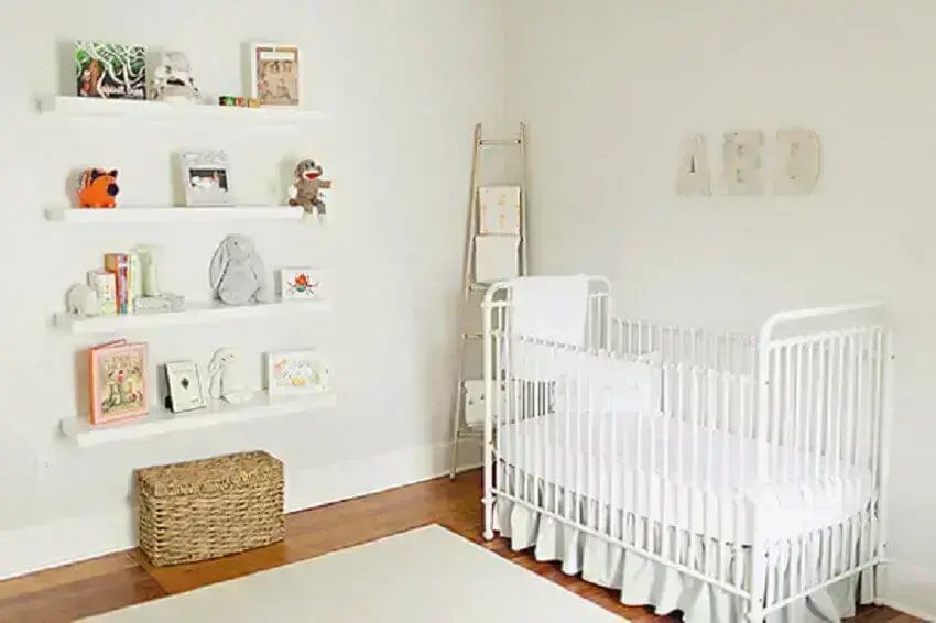 decoração quarto de bebê simples todo branco com prateleiras Foto The Little Umbrella