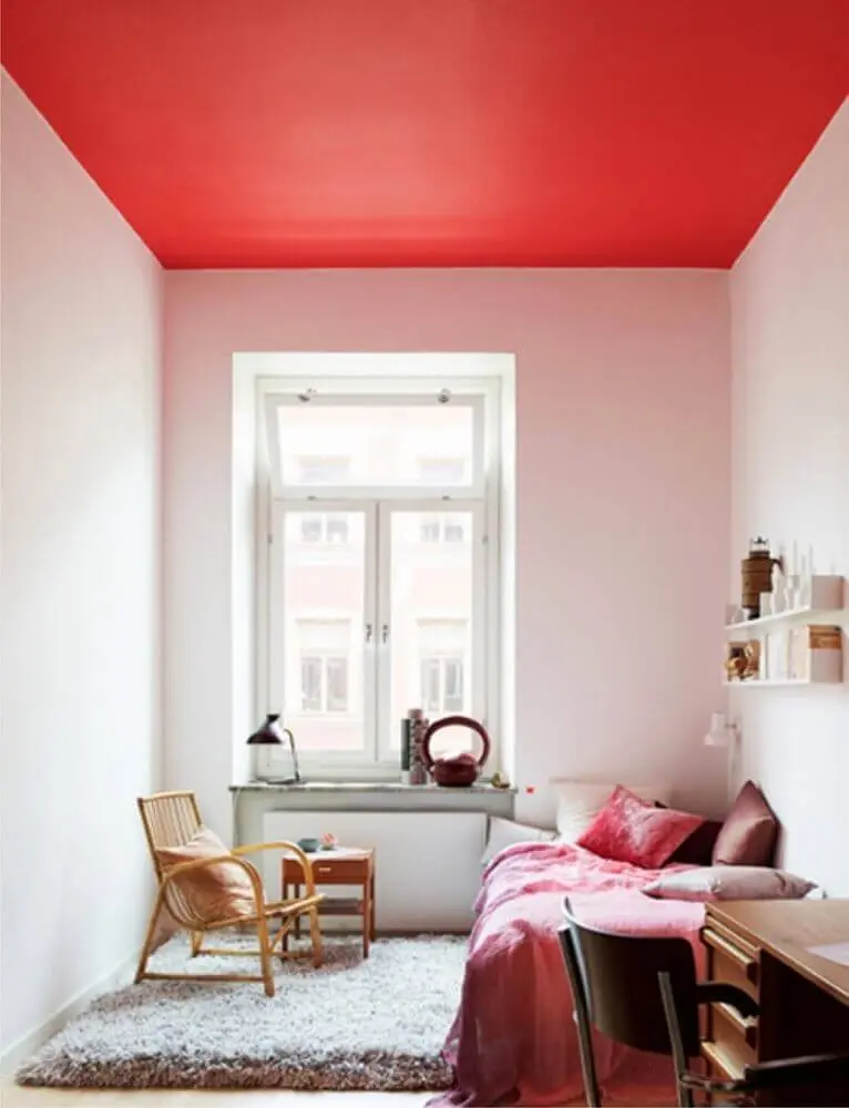 decoração quarto de solteiro todo branco com teto vermelho - Foto Maryan Interior Design