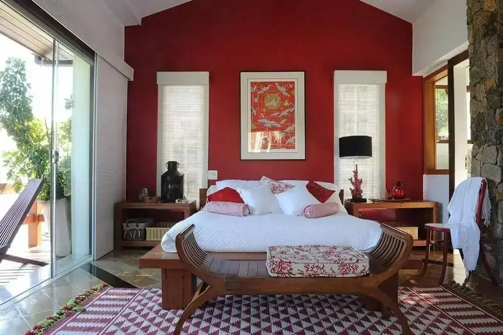 decoração quarto vermelho de casal com móveis de madeira 