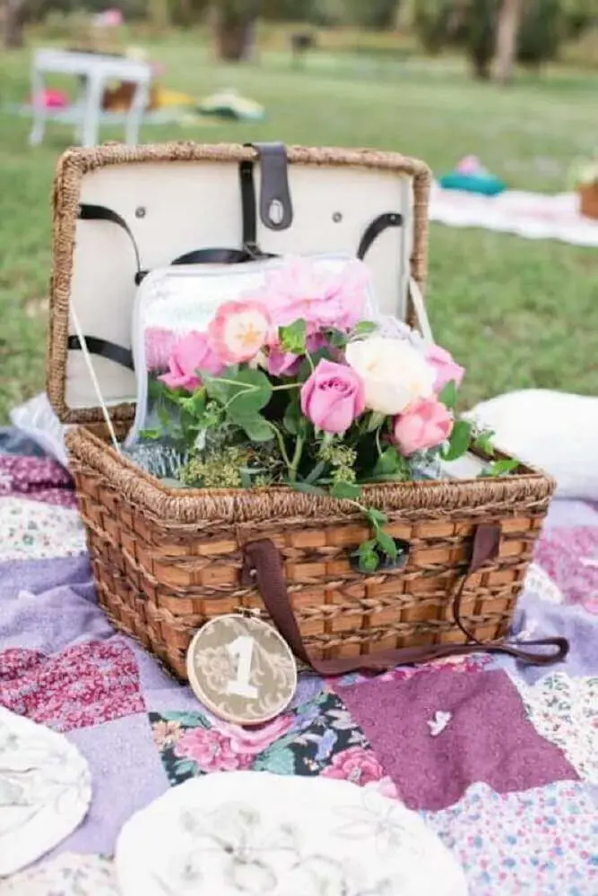 decoração rústica com flores para festa na caixa simples - Foto - Weddingomania