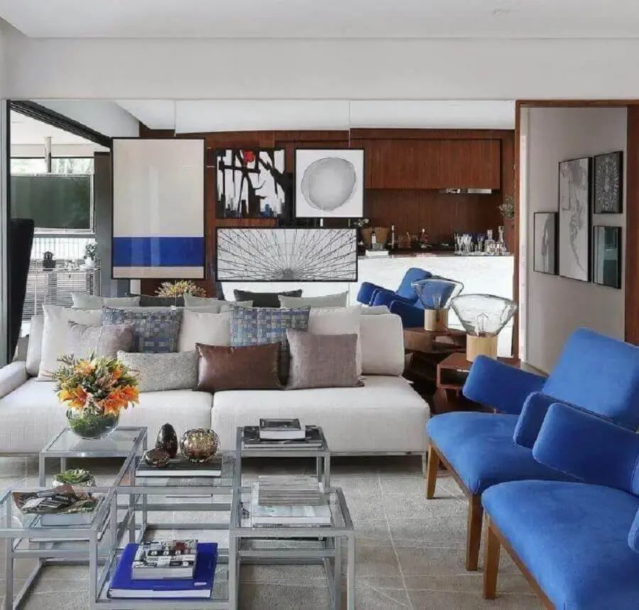 decoração sala de estar com sofá branco e poltronas azul royal Foto Fernanda Marques
