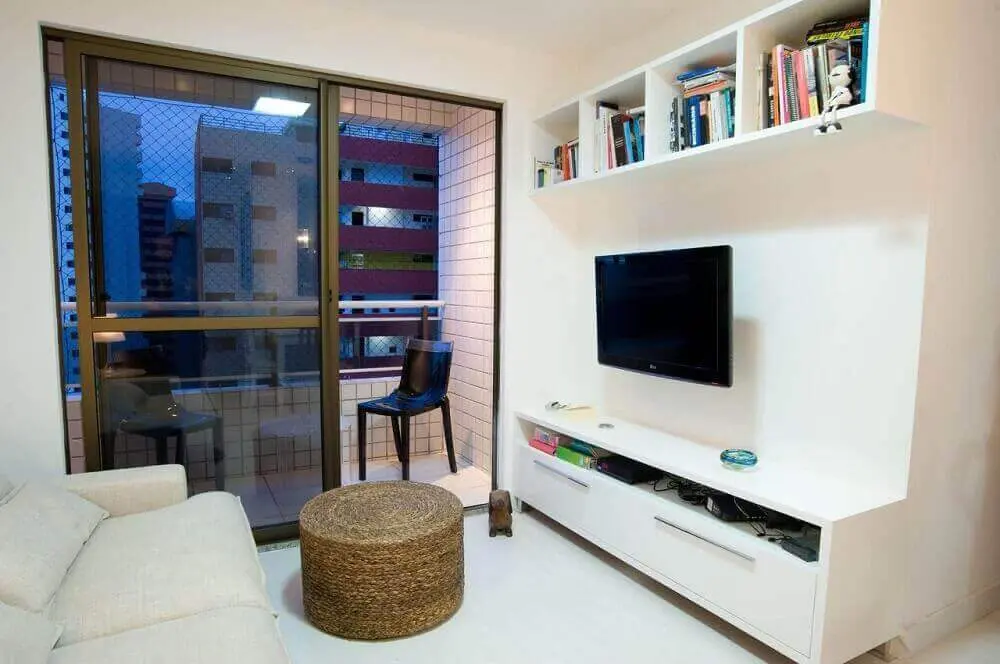 decoração sala de estar com sofá branco e puff de vime Foto Lina Eleuterio