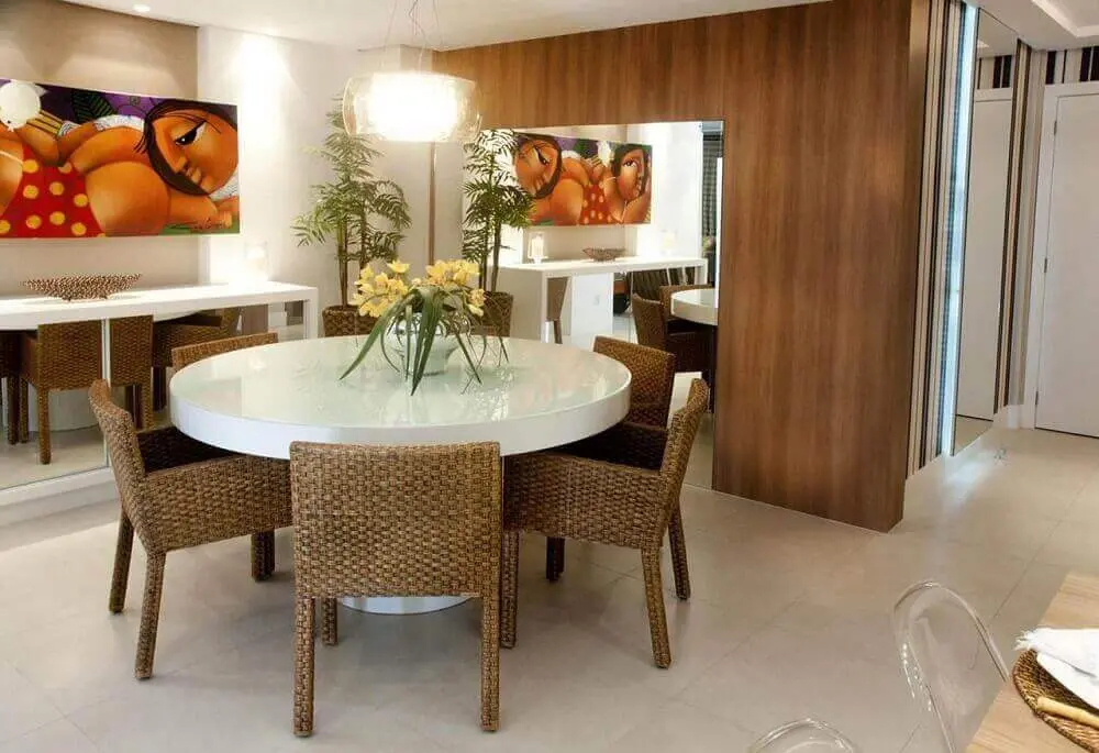 decoração sala de jantar com mesa redonda branca e cadeiras de vime Foto Juliana Pippi