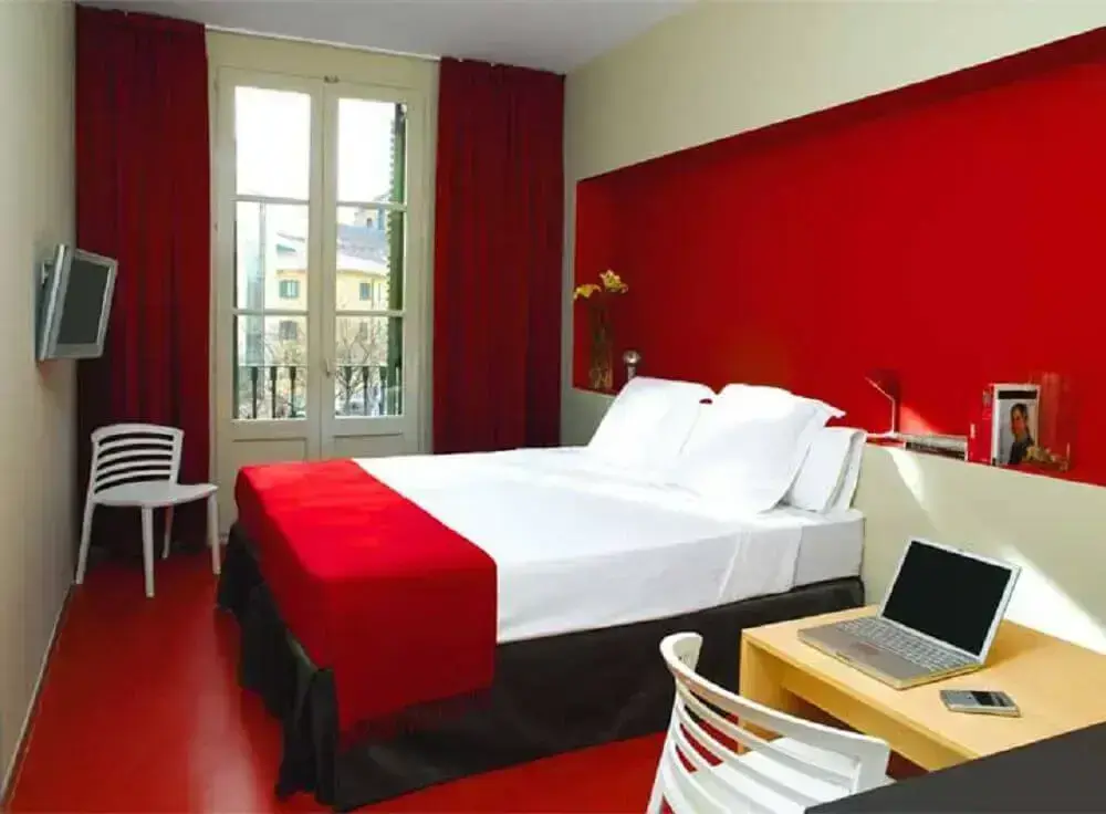 decoração simples com cortina vermelha para quarto com chão vermelho -Foto all things lovely paper