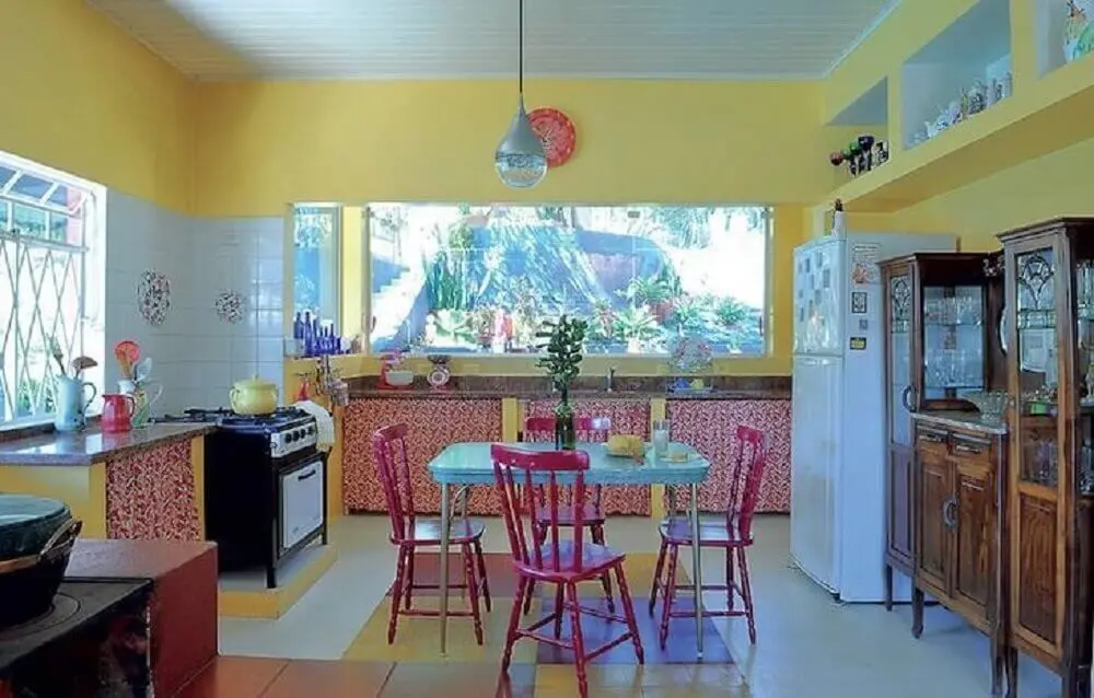 decoração simples para cozinha retrô com paredes amarelas 