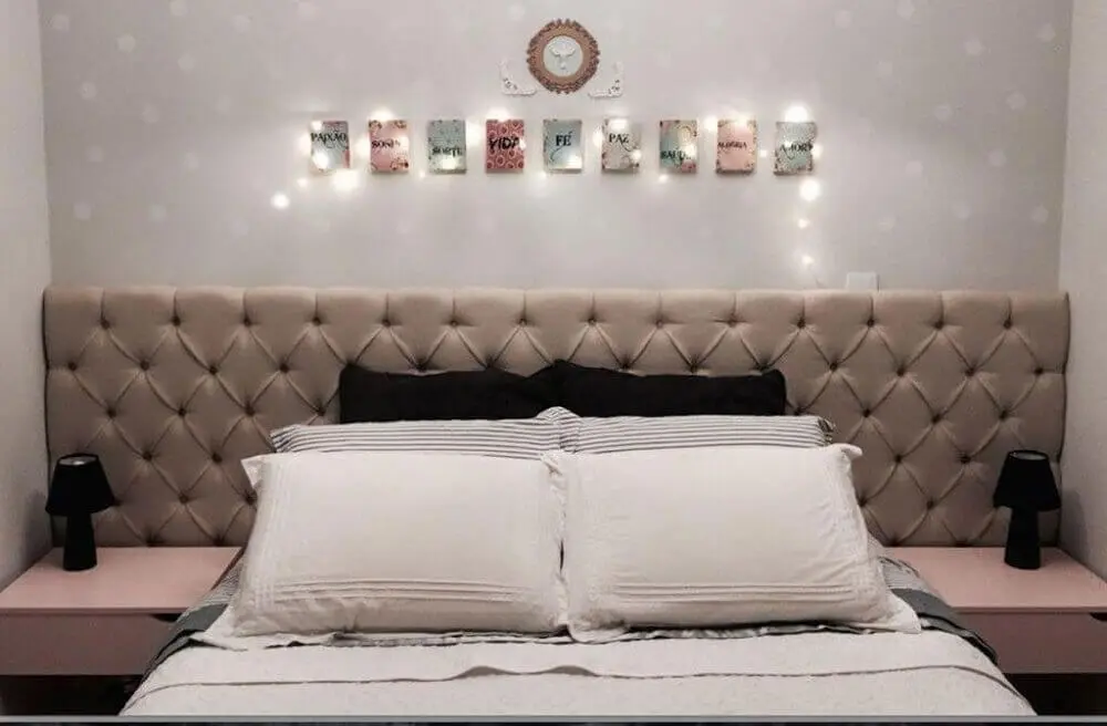 decoração simples para quarto com cabeceira capitonê - Foto Home Decoo